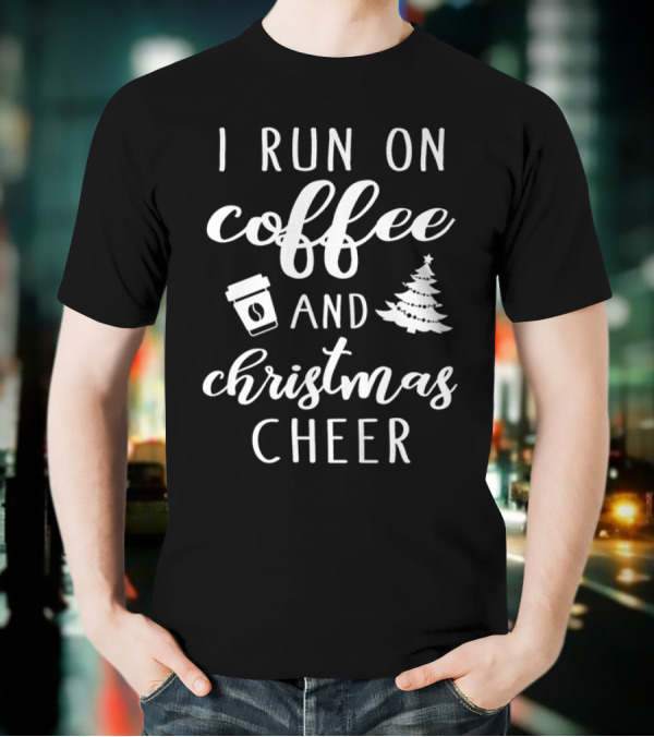 I Run On Coffee And Christmas Cheer עם כוס קפה ועץ אשוח T-Shirt