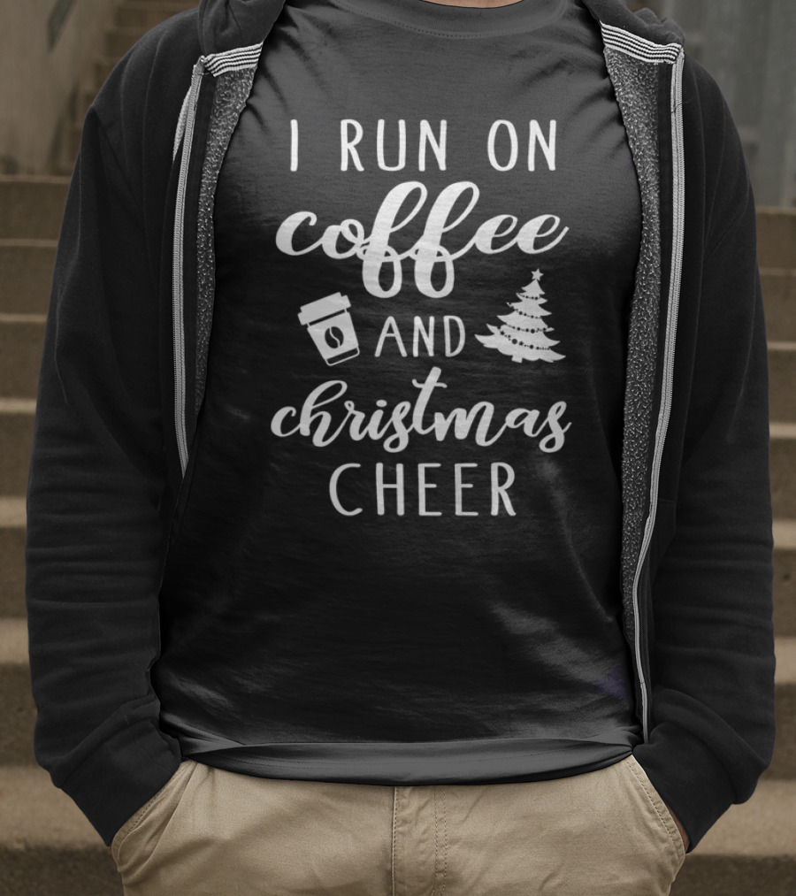 I Run On Coffee And Christmas Cheer עם כוס קפה ועץ אשוח T-Shirt