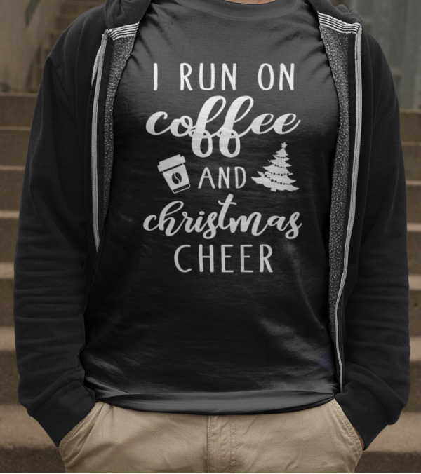 I Run On Coffee And Christmas Cheer עם כוס קפה ועץ אשוח T-Shirt