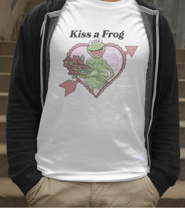 Kiss A Frog Kermit Heart And Roses T-Shirt