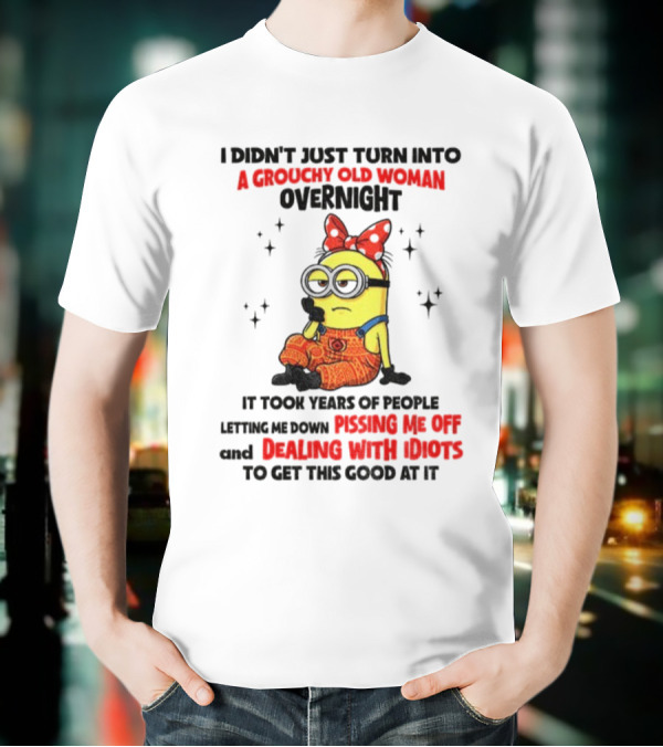 Minion Grouchy Old Woman Pissing Me Off Dealing With Idiots হ হাসির পোস্টার T-Shirt