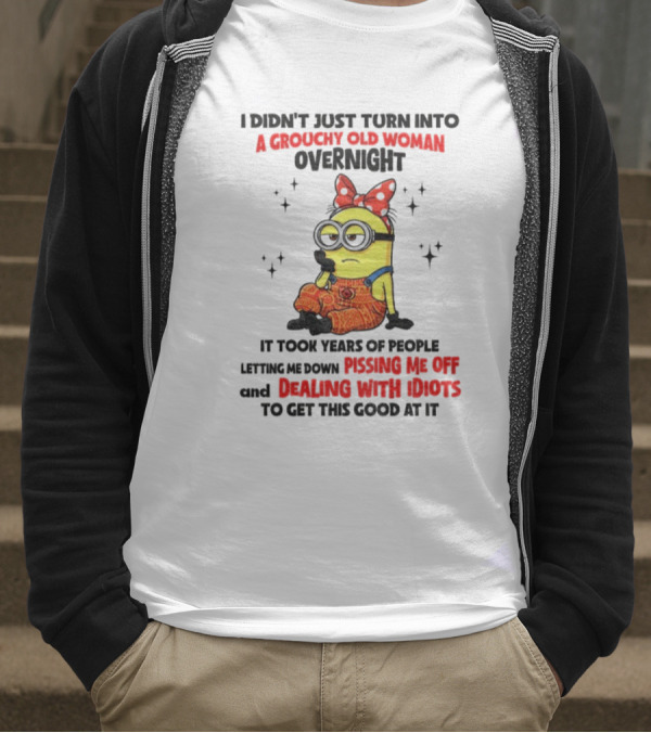 Minion Grouchy Old Woman Pissing Me Off Dealing With Idiots হ হাসির পোস্টার T-Shirt