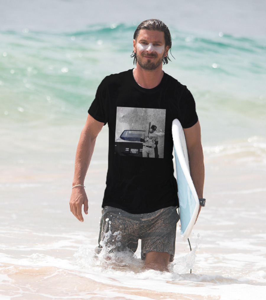 Shohei Ohtani Los Angeles Dodgers Baseball Pose Vintage Car Scene T-Shirt