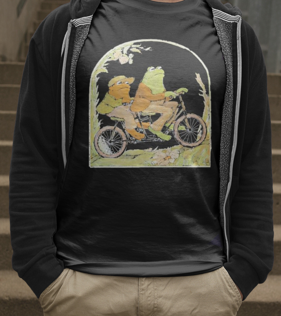 Frog And Toad Riding Vintage Bicycle Halloween Style T-Shirt