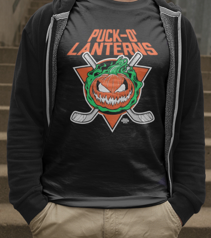 PUck O’ Lanterns Halloween Hockey Theme With Pumpkin And Crossed Sticks T-Shirt