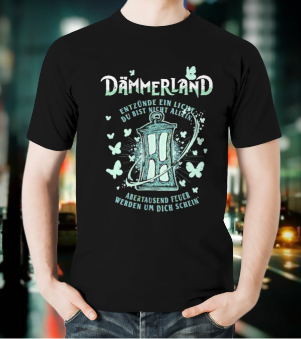 Dämmerland Entzünde Ein Licht Du Bist Nicht Allein Abertausend Feuer Werden Um Dich Scheinen Laterne Und Schmetterlinge T-Shirt