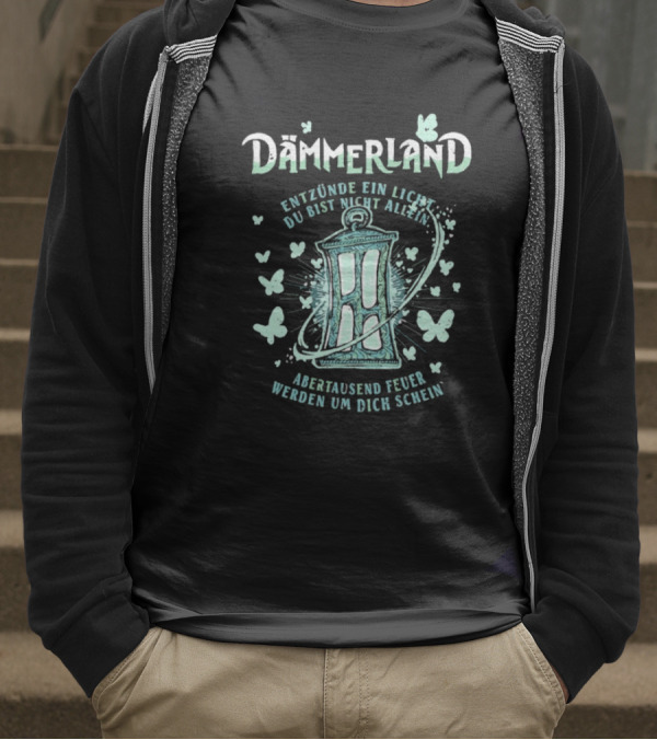 Dämmerland Entzünde Ein Licht Du Bist Nicht Allein Abertausend Feuer Werden Um Dich Scheinen Laterne Und Schmetterlinge T-Shirt