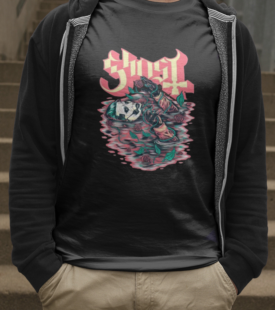 Ghost Pre-Raphaelite Art Nouveau Illustration With Roses T-Shirt