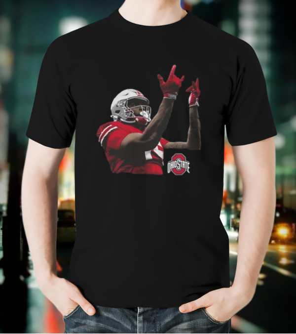 Jelani Thurman Ohio State Football Player In Action With Helmet And Ohio State Buckeyes Logo T-Shirt