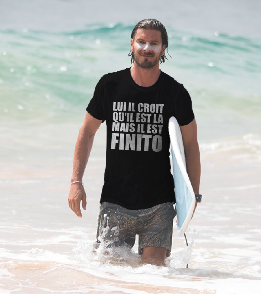 Lui Il Croit Qu’Il Est La Mais Il Est Finito Bold Statement Text T-Shirt