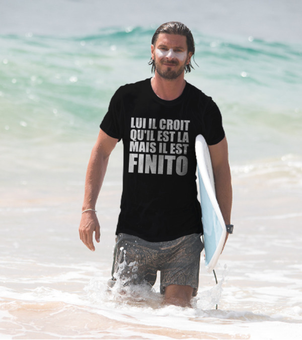 Lui Il Croit Qu’Il Est La Mais Il Est Finito Bold Statement Text T-Shirt