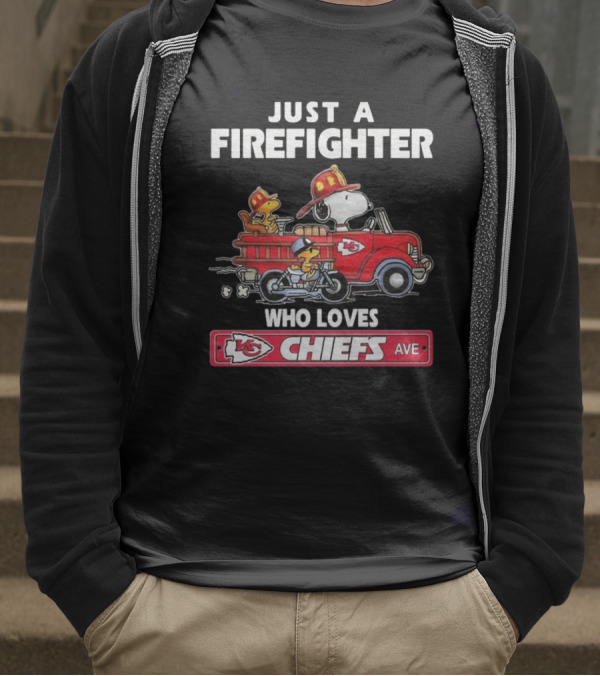 Just A Firefighter Who Loves Chiefs Snoopy Fire Truck KC Chiefs Ave T-Shirt