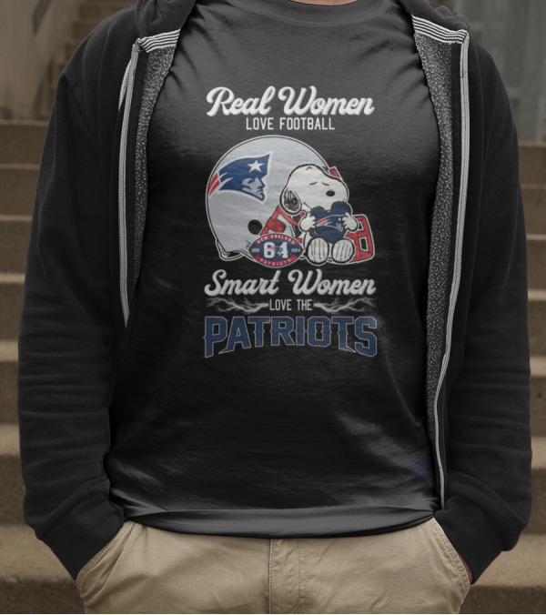 Real Women Love Football Smart Women Love The Patriots Snoopy Patriots Helmet T-Shirt